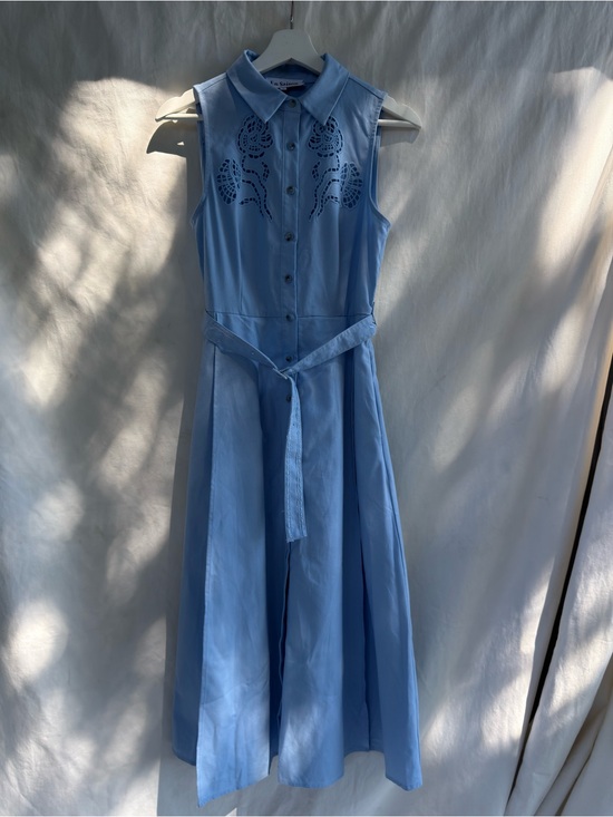 En Saison Dresses & Skirts - En Saison Sleeveless Light Blue Midi Dress with Belt